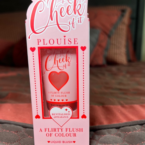 P. Louise Tender Touch Blush, Brown Eye Shadow Base, Sleep Mask Set & Lash Set - Picture 4 of 9